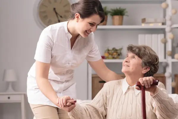 آیا هزینه خانه سالمندان بیشتر است یا استخدام پرستار سالمند